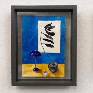 Marie Schack, galleri kbh kunst, blå, gul papirværk, akvarel, guache, akryl, papir, lampe, vase, kop på bord, billig kunst