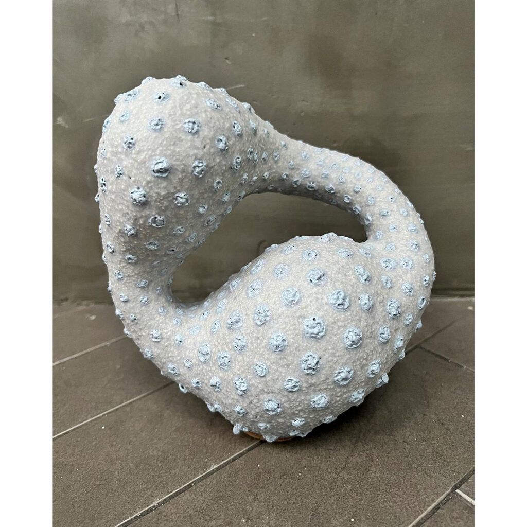 Line Holtegaard, galleri kbh kunst, keramik, abstrakt, prikker, interiør, unika, design, keramikskulptur, former, bolig, indretning, hjem, boligliv, bo bedre,